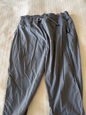 Lululemon cropped dance studio